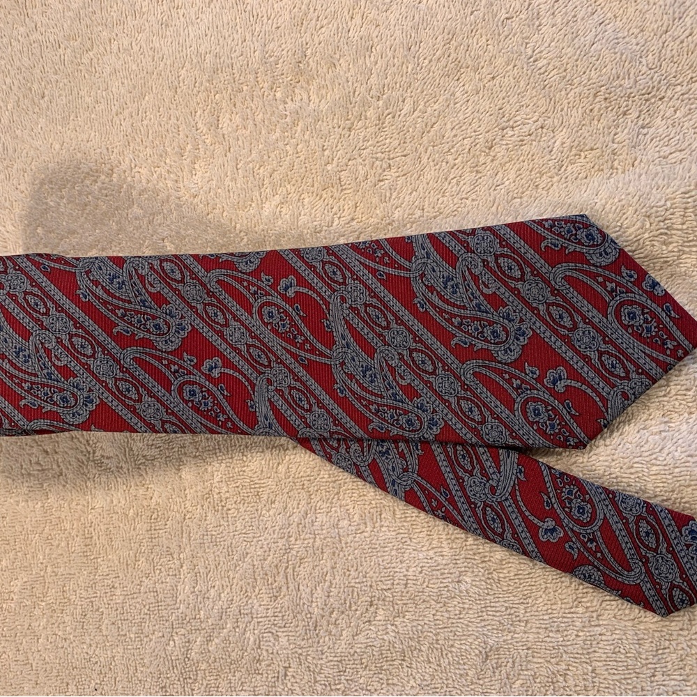 Elegant Paisley Red and Gray Men's Tie